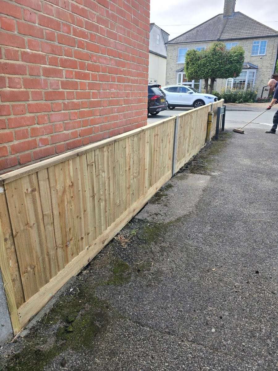Featheredge along pavement, by Fencefix